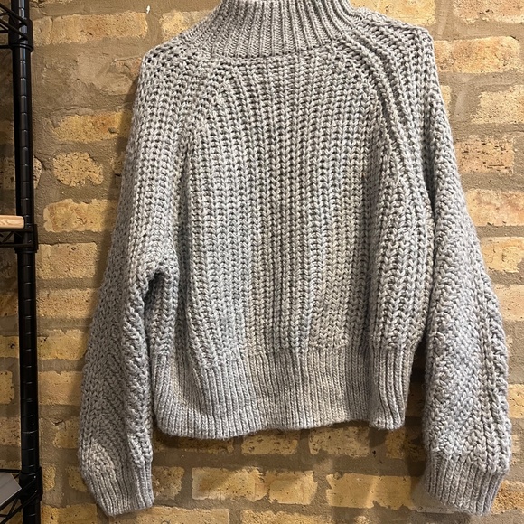 Cozy & Chic Grey Chunky Knit Sweater - H&M (Size Medium) - Perfect for Fall & Wi - Picture 3 of 4
